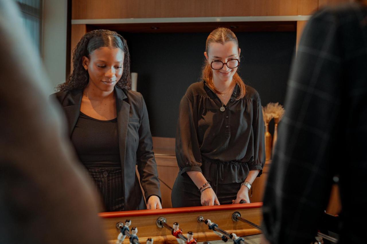 Nest Hotel Paris La Defense - Mgallery Collection Puteaux Exterior foto Two women playing table football