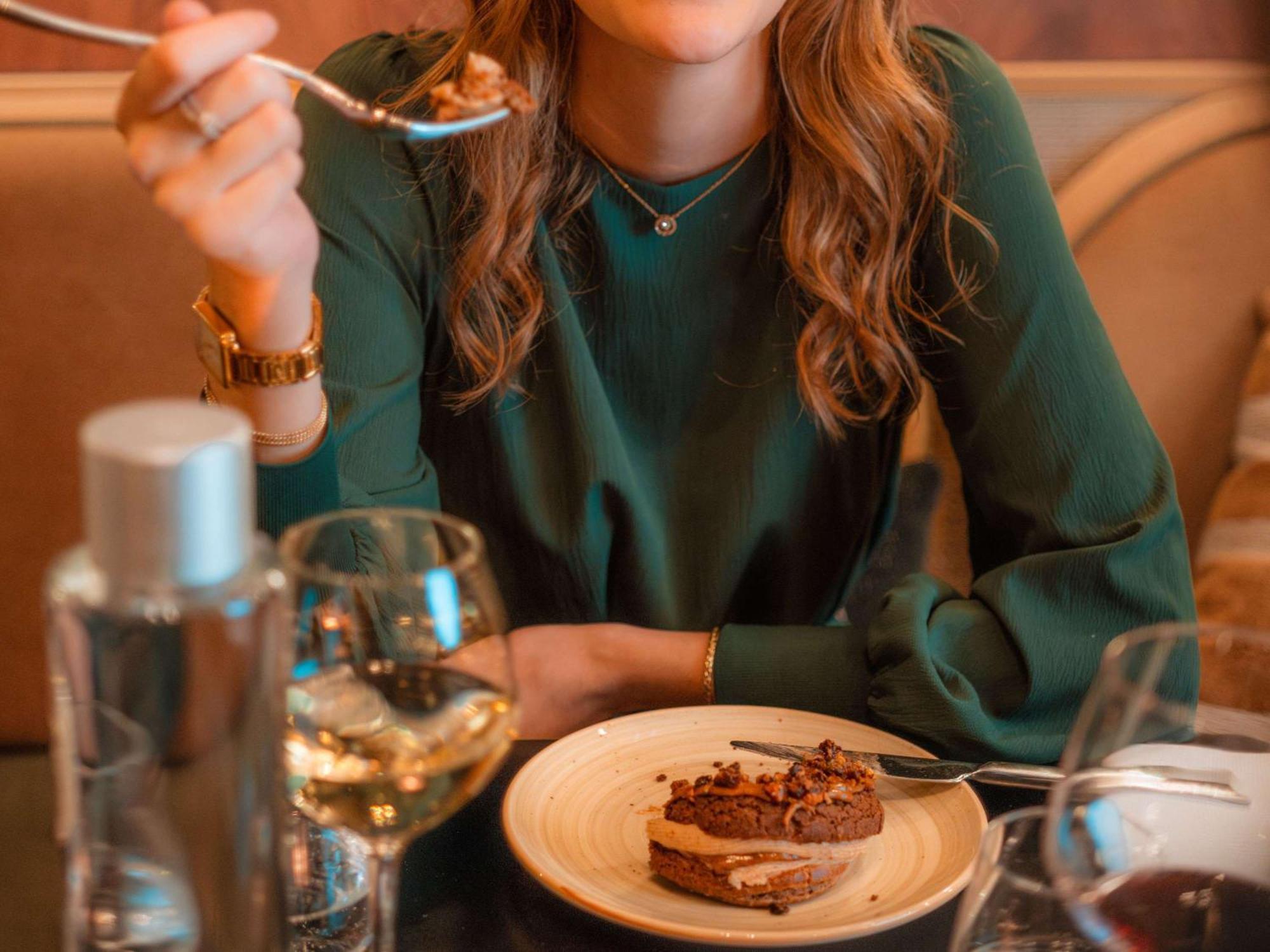 Nest Hotel Paris La Defense - Mgallery Collection Puteaux Exterior foto A woman eating dessert