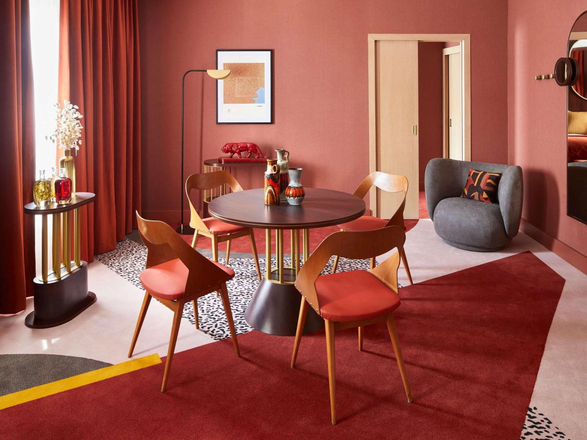Nest Hotel Paris La Defense - Mgallery Collection Puteaux Exterior foto A dining room with a red carpet
