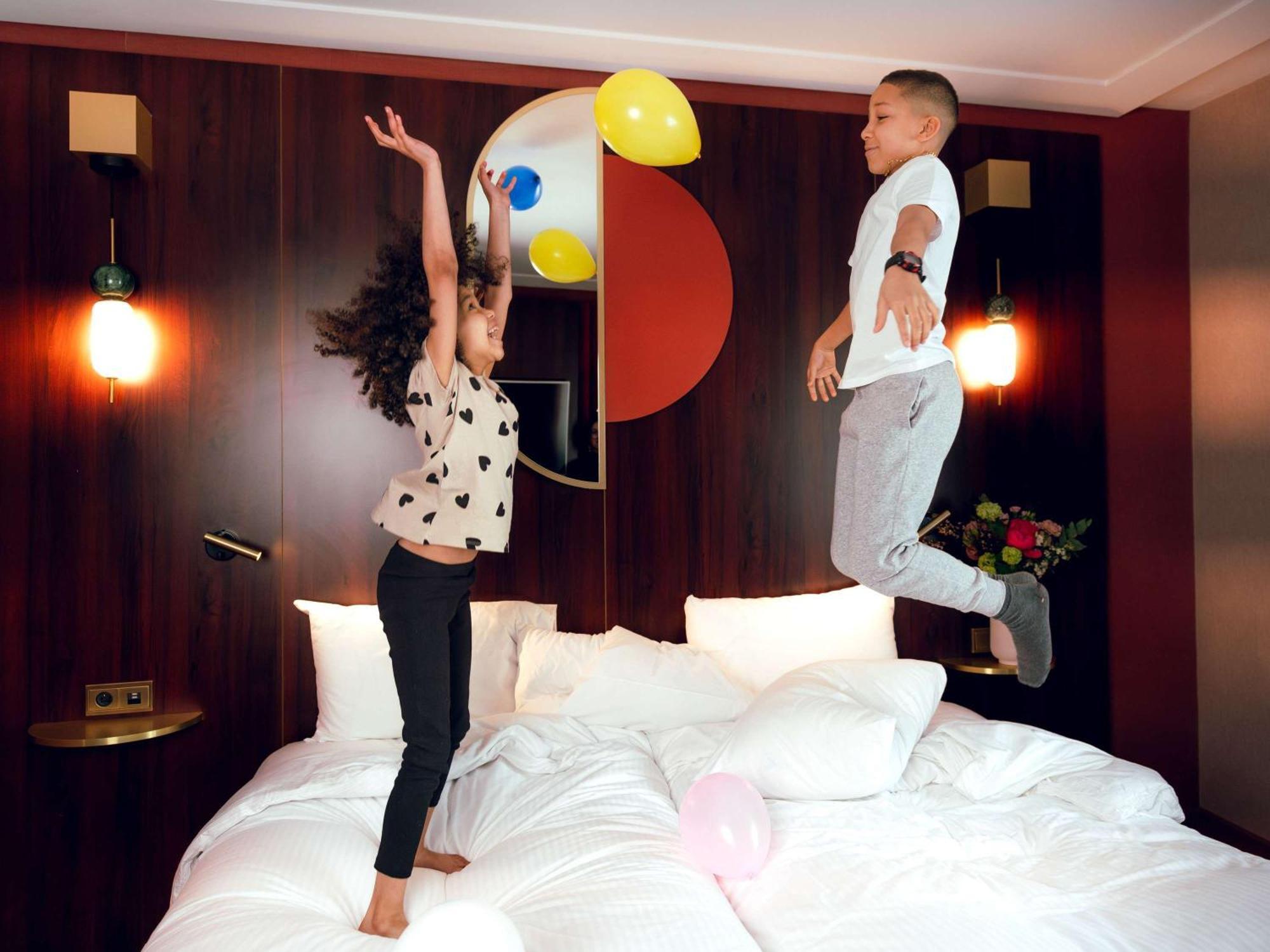 Nest Hotel Paris La Defense - Mgallery Collection Puteaux Exterior foto The bed in the hotel room